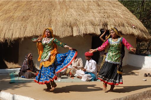 인도의 전통춤 공연장에 난입하여 한국의 춤사위를 뽐내었다.