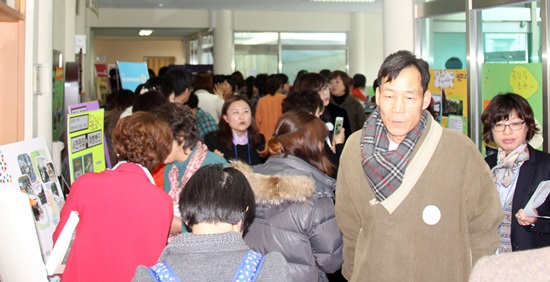  참가자들간 포스터를 통해 서로의 활동을 나누는 '포스터 전시회'에는 발 디딜 틈이 없을 만큼 성황을 이뤘다.