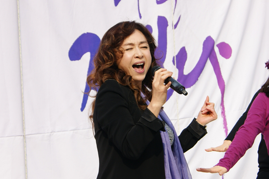 뮤지컬 배우 박해미씨가 '댄싱퀸'을 열창하고 있다. 참가자들은 박씨의 노래에 맞춰 춤을 추는 시간도 가졌다. 