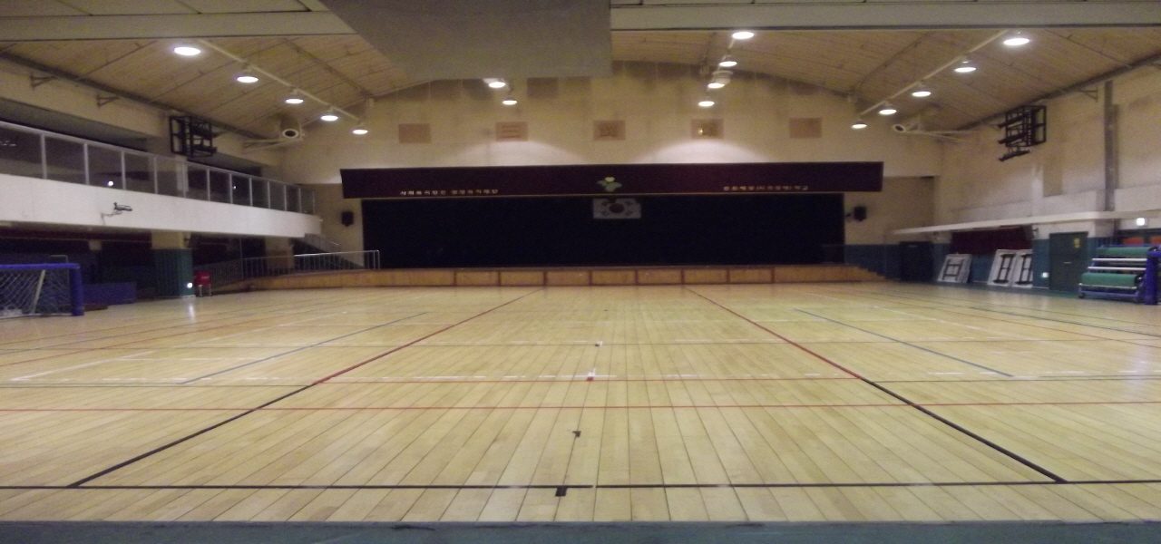 골볼을 할 수 있는 큼직한 체육관이 건물 안에 있다.