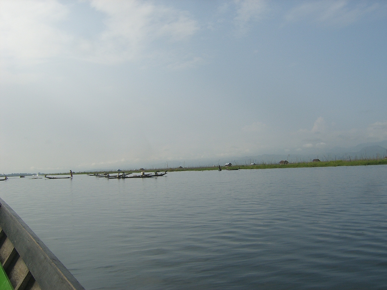 거대한 호수 인레에는 많은 소수부족들이 의지해 살아 가고 있다.