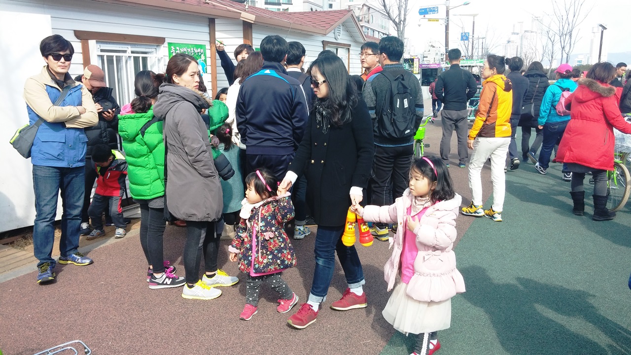  울산 태화강 공원 자전거 대여소에서 순번을 기다리거나 접수하는 시민의 모습이 보인다.