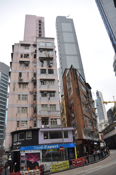 비탈진 길을 따라서 솟아있는 고층아파트들 (2015년 3월 사진)
