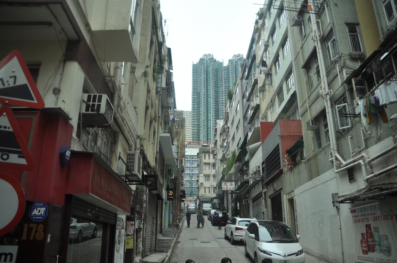 비탈진 길을 따라서 빼곡히 들어찬 아파트들  (2015년 3월 사진)
