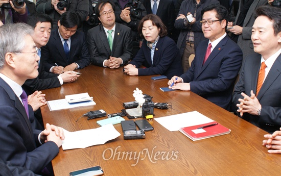  도지사 집무실에서 간담회를 하고있다.