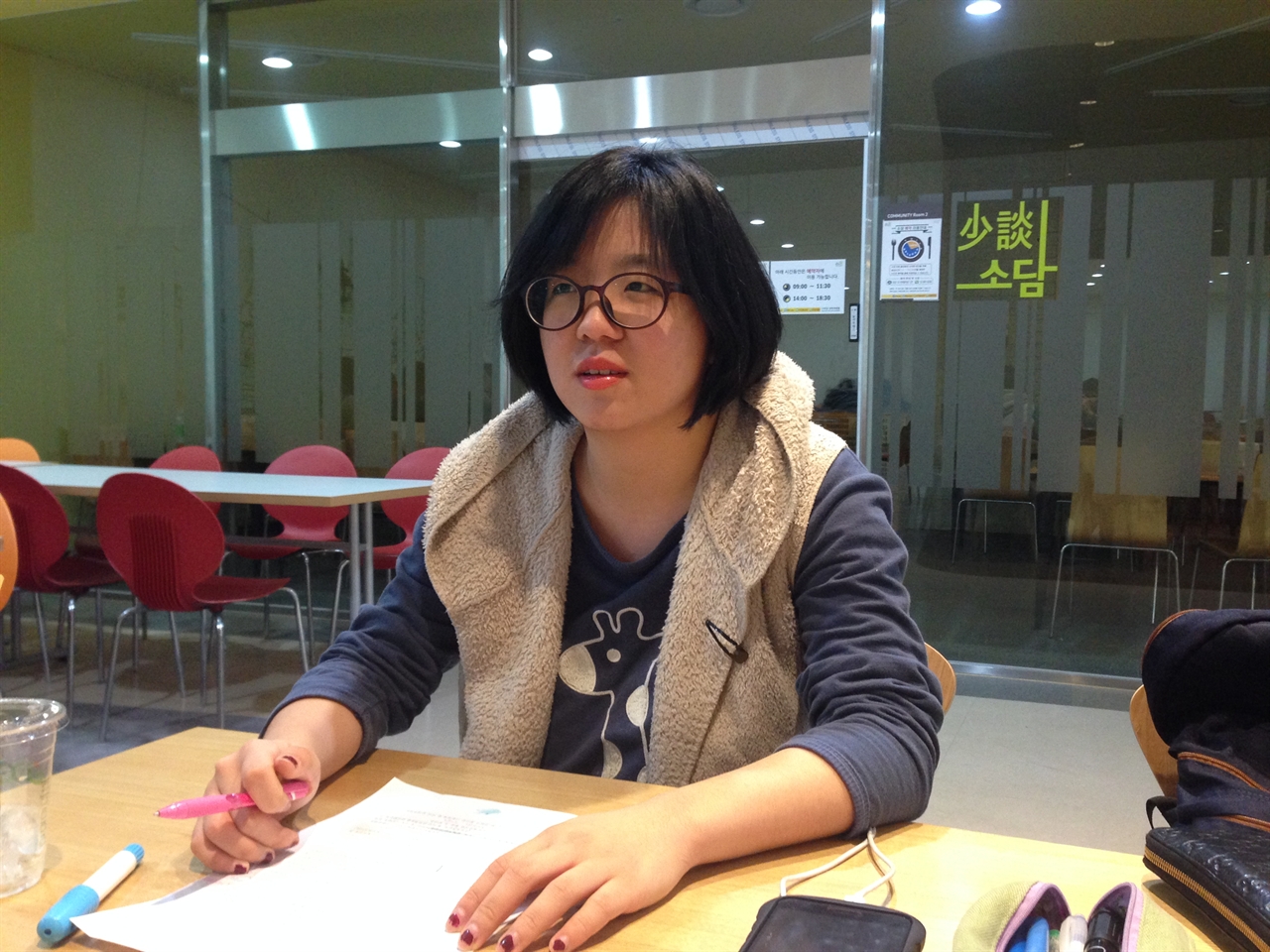 "가만히 있으라" 제안자 용혜인 씨가 경희대학교 청운관 카페에서 인터뷰를 하고 있다.