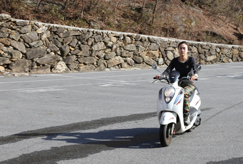 오토바이를 타고 들어오는 미선씨. 그녀가 마을에서 가까운 곳을 오갈 때 귀중한 교통수단으로 쓰고 있다.