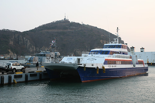 백령도 용기포항에 접안 중인 인천항연안여객선.