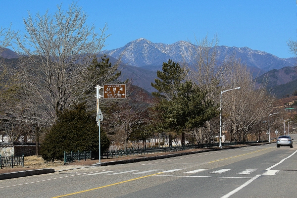 경남 산청군 시천면 산천재에서는 지리산 천왕봉이 가까이 보인다.