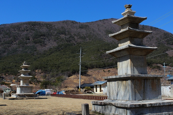 산청 단속사지에 있는 보물 제 72, 73호인 삼층석탑.