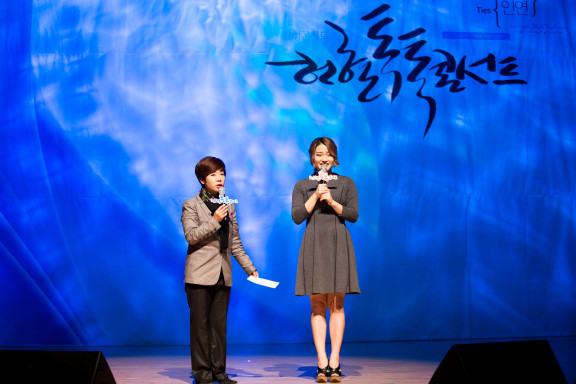 제 5회 헌혈톡톡콘서트의 사회를 맡은 방송인 김미화 씨(왼쪽)와 출연자인 가수 손승연 씨(오른쪽)