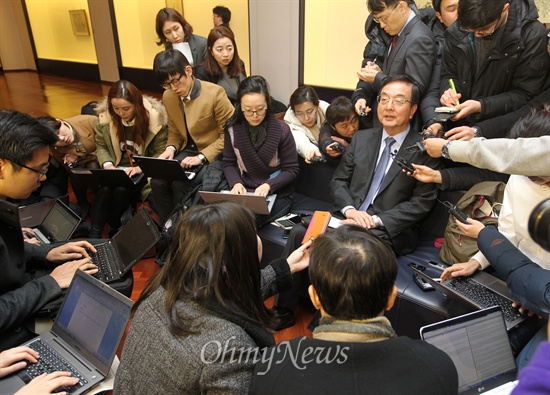 흡수통일 해명하는 정종욱 통일준비위원회 부위원장 정종욱 통일준비위원회 민간 부위원장이 12일 오전 서울 서대문구 연세대학교 백양콘서트홀에서 열린 '연세-김대중 세계미래포럼' 기조연설을 한 뒤 기자들과 만나 '통준위 내 흡수통일 준비팀' 논란과 관련해 자신의 용어선택이 부적절했다고 해명했다.