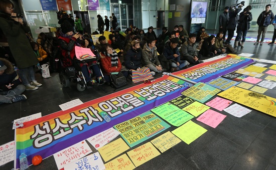 2014년 12월 6일, 성소수자 인권단체 회원들이 서울시청에서 성소수자 차별금지를 명시한 인권헌장을 거부하고 보수기독교단체와 면담에서 '동성애를 지지하지 않는다'는 입장을 밝힌 박원순 서울시장 규탄 농성을 시작하고 있다