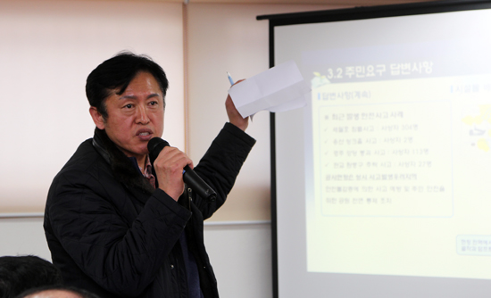 인천시 부평구 산곡3동 주민대표가 국방부의 캠프마켓 정화 사업의 문제점을 지적하고 있다.