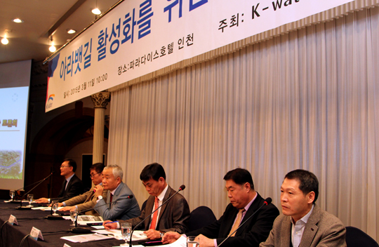 수자원공사는 11일 인천에서 경인아라뱃길 활성화를 찾기 위한 토론회를 마련했다. 