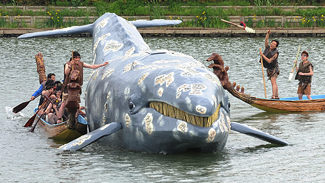 고래잡이를 재현하는 울산고래축제 울산고래축제에서는 고래잡이 재현이 주된 테마 가운데 하나다.