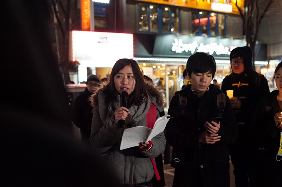 3월 11일, 후쿠시마 핵발전소 사고 4주기 추모행진 <아직 살아가고 있습니다> 마무리 문화제에서 나가시마 카에데씨가 시를 낭독하고 있다. 
