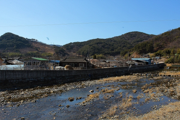  ‘우리나라에서 가장 아름다운 마을 1호’인 경남 산청군 단성면 남사예담촌. 남사예담촌은 500년의 역사를 자랑하는 동네다. 