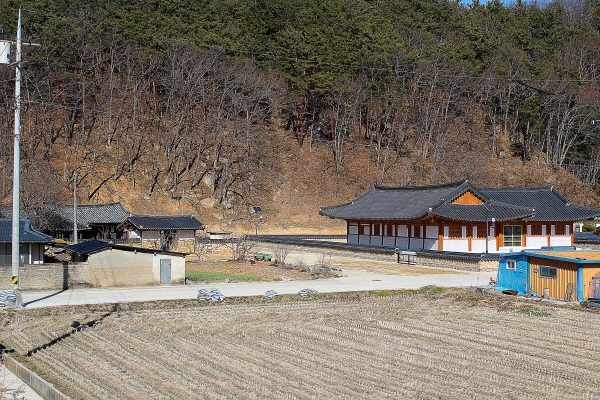  산청 남사예담촌 남사천 건너에 있는 이동서당(왼쪽)과 유림독립기념관.