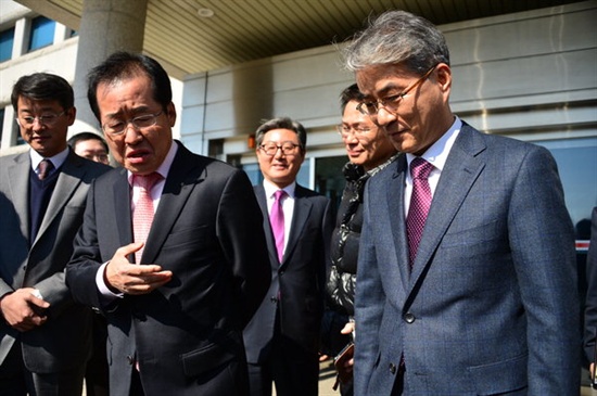 경남지역 학교 무상급식 중단 위기인 가운데, 12일 오후 홍준표 경남지사와 박종훈 경남도교육감이 경남도의회 본회의에 참석했다가 나란히 나오고 있다.