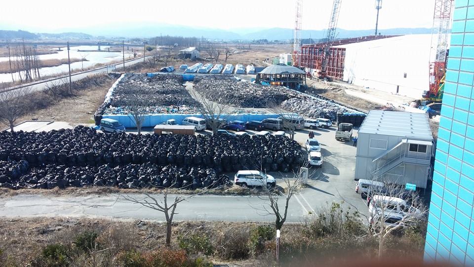 후쿠시마 원전사고 피해를 입은 지역에 쌓여 있는 오염토.