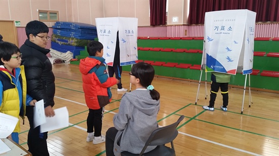 통영 두룡초등학교는 13일 오후 전교어린이회장단 선거를 실시했다.
