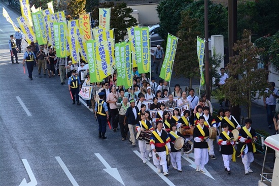 양심적인 일본인들과 재일조선인들은 해마다 도쿄의 한복판에서 조선학생에 대한 제도적 차별에 항의하는 집회와 시위행진을 연다
