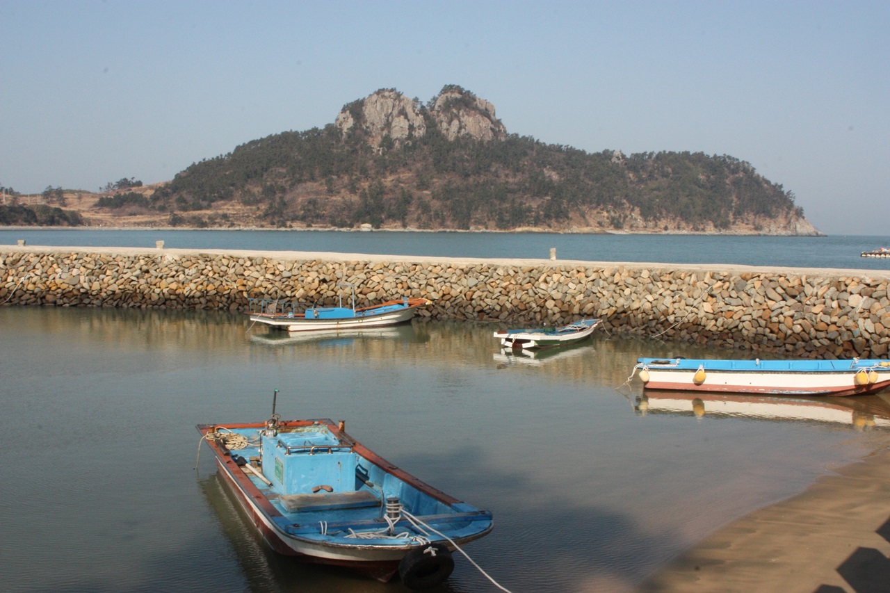 손죽도 선창가에서 본 삼각산의 모습