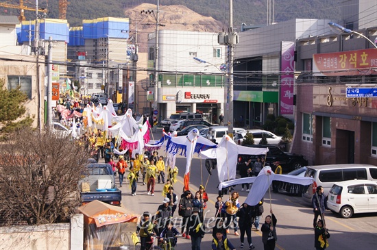  후쿠시마 원전사고 4주기를 맞아 14일 오후 경북 영덕군에서 열린 탈핵행진에서 시민들이 탈을 쓰고 행진하고 있다.