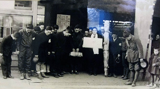 조국으로 봉환되는 윤봉길 의사의 유해. 일본 가나자와역(1946. 3. 8.) 경교장 전시사진.