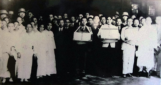 3의사의 유골 봉환(1946.년 6월). 맨 오른쪽에 선 이가 백범 김구다. 경교장 전시 사진.