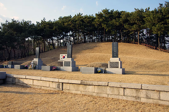효창원의 3의사 묘역. 맨 왼쪽은 안중근 의사의 허묘. 동쪽으로 이봉창, 윤봉길, 백정기 의사의 묘가 나란하다. 기단에 '유방백세' 글자 일부가 보인다.