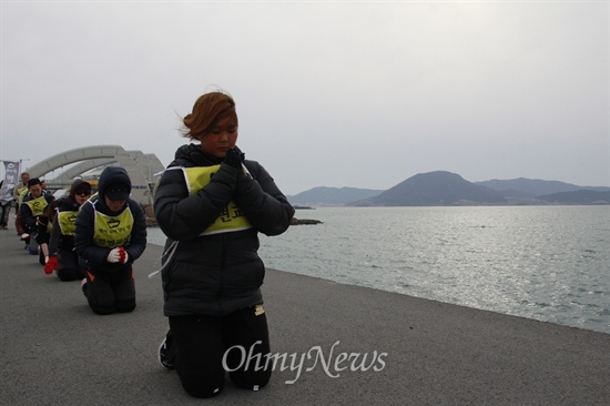 영암방조제 지나는 3보1배 행렬 이아름씨와 시민들이 3보1배를 하며 영암방조제를 지나고 있다.
