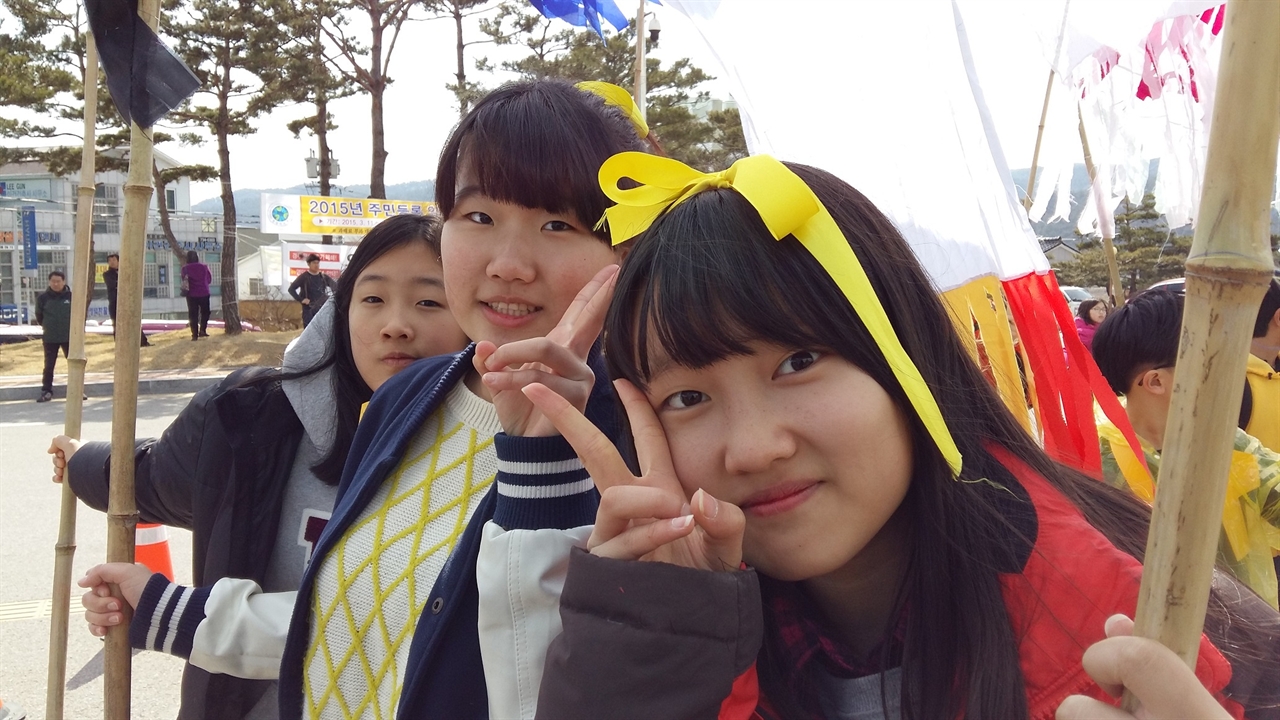 상주에서 중2년생들이 영덕 탈핵반대 집회에 참가해 즐거운 표정을 짓고 있다.