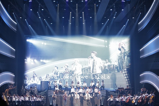  지난 14일 일본 도쿄돔에서 콘서트를 연 그룹 샤이니가 마지막 앙코르 곡 'LOVE(러브)'를 부르고 있다. 