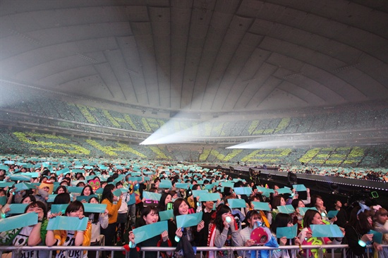  지난 14일 그룹 샤이니의 콘서트가 열린 일본 도쿄돔에서 5만 명의 관객이 'THANK U SHINee'라는 메시지를 전하고 있다.