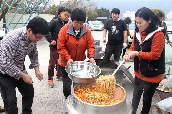  민주노총 경남본부는 15일 한국지엠 창원공장 운동장에서 '경남남북노동자통일축구대회'를 열었는데, 전국농민회총연맹 부산경남연맹이 돼지 2마리를 잡아 국밥과 수육을 참가자들한테 나눠주었다.