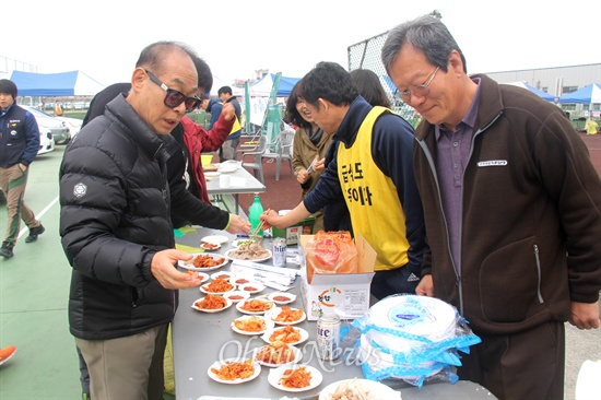  민주노총 경남본부는 15일 한국지엠 창원공장 운동장에서 '경남남북노동자통일축구대회'를 열었는데, 전국농민회총연맹 부산경남연맹이 돼지 2마리를 잡아 국밥과 수육을 참가자들한테 나눠주었고, 김영만 61.5공동선언실천 남측위원회 경남본부 상임대표(왼쪽)와 하원오 전농 부경연맹 의장(오른쪽)이 음식을 나눠먹고 있다.