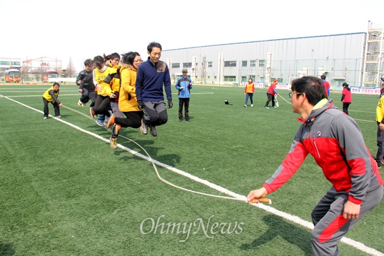  민주노총 경남본부는 15일 한국지엠 창원공장 운동장에서 '경남남북노동자통일축구대회'를 열었는데, 참가자들이 단체줄넘기 게임을 하고 있다.