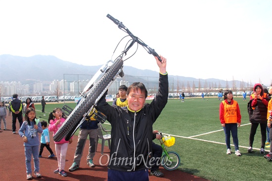  민주노총 경남본부는 15일 한국지엠 창원공장 운동장에서 '경남남북노동자통일축구대회'를 열었는데, 참가자들을 대상으로 각종 게임을 해 시상했다,