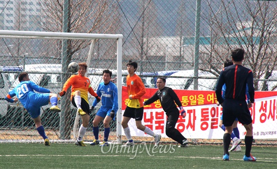  민주노총 경남본부는 15일 한국지엠 창원공장 운동장에서 '경남남북노동자통일축구대회'를 열었다.