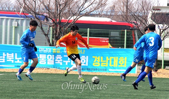  민주노총 경남본부는 15일 한국지엠 창원공장 운동장에서 '경남남북노동자통일축구대회'를 열었다.