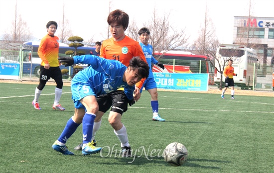  민주노총 경남본부는 15일 한국지엠 창원공장 운동장에서 '경남남북노동자통일축구대회'를 열었다.