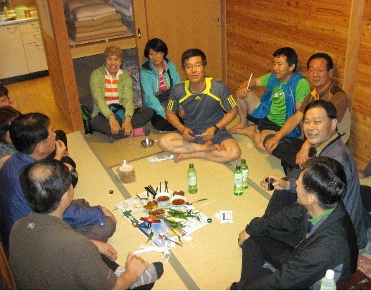 고나시티이라 롯지는 일본 전통의 방인 다다미로써 3~4인실이다.우리 산행팀은 2명씩 사용하다. 회원들이 오면서 쌓인 피로를 풀기 위해 간단히 뒷풀이를 하다. 