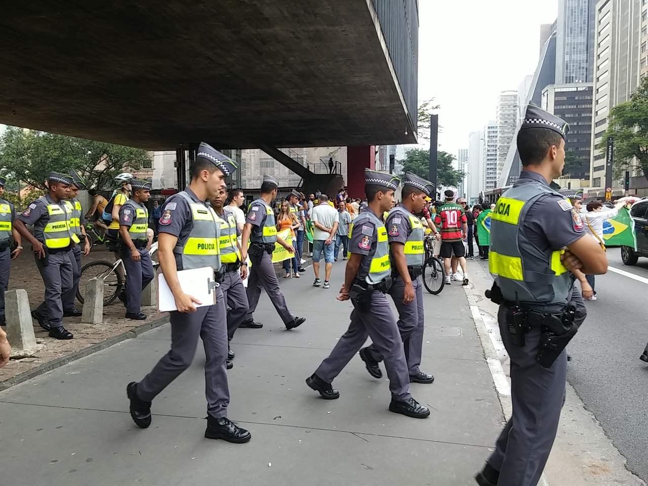 시위 현장의 브라질 경찰들