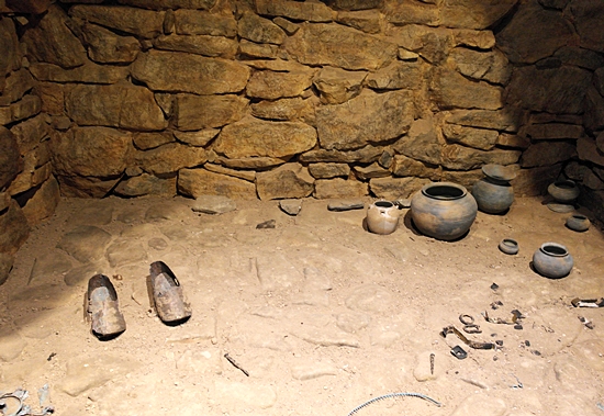 전시관에 실세와 1:1 크기로 재현해놓은 고분, 발굴 당시 덮개석이 발견되지 않았다고 한다.

