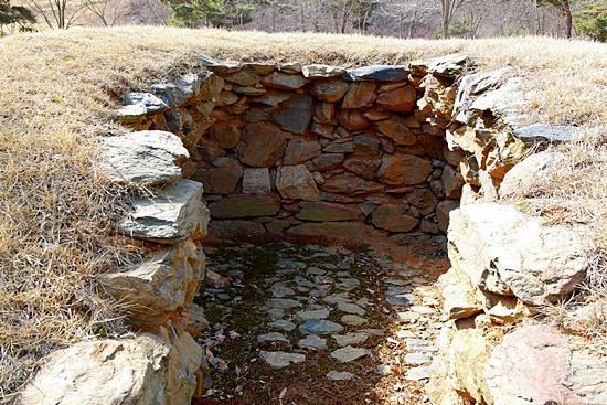 야외에 복원해놓은 청동기시대 앞트기식 돌덧널무덤. 이곳의 무덤들은 금강 하류 지역인 군산 산월리, 장상리, 익산 입점리, 웅포리에서 조사됐다고 한다. 

