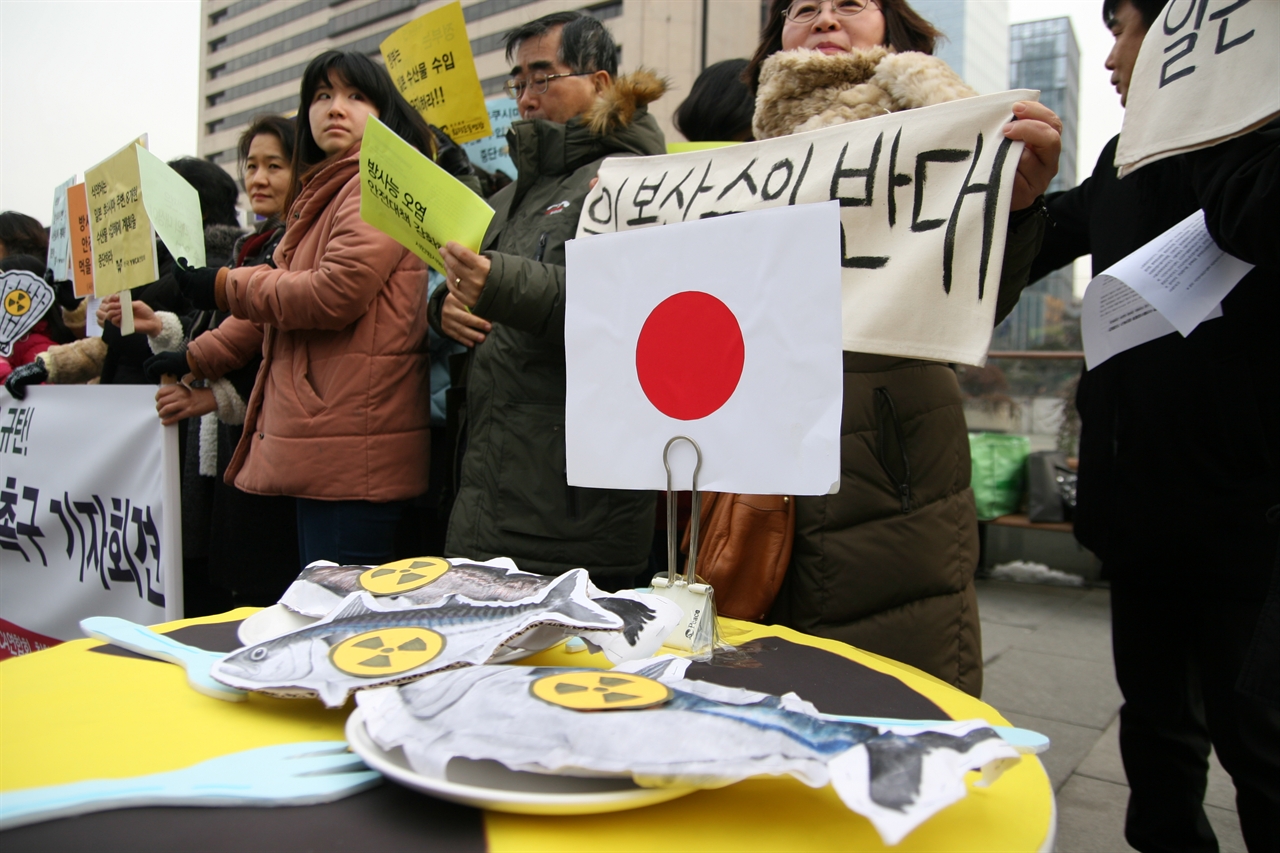 지난 1월 21일 서울시 광화문 광장에서 환경시민단체가 일본산 수산물 수입재개에 반대하며 집회시위를 이어가고 있다.