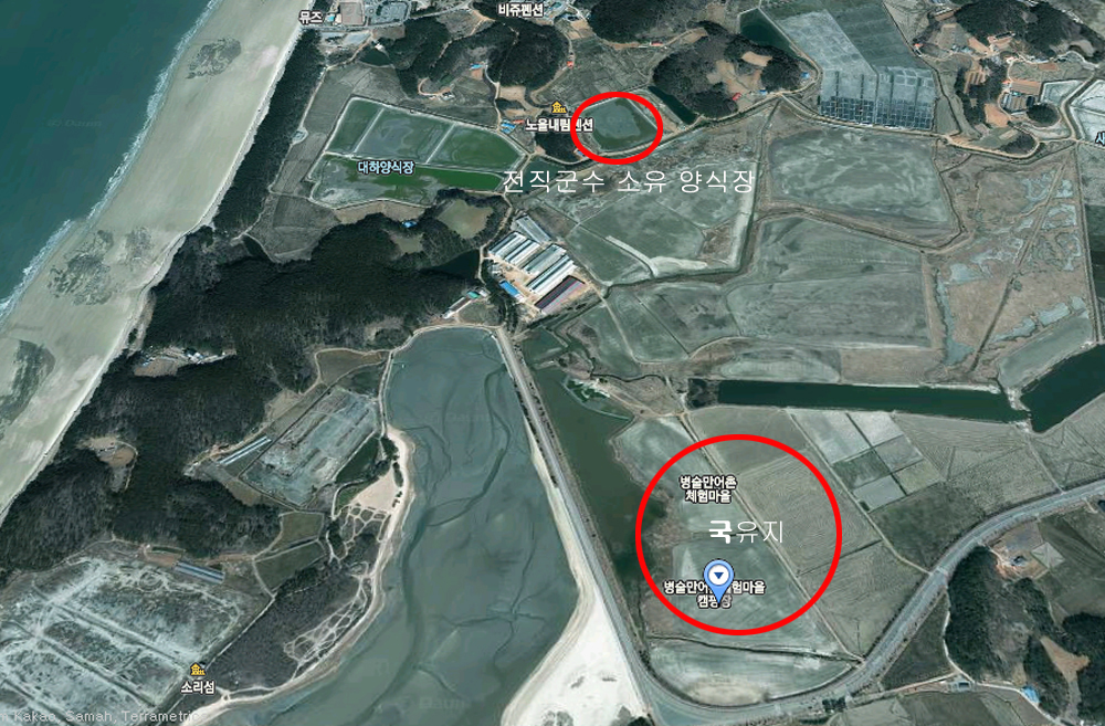 아래 붉은원이 흙을 판 국유지. 위에 작은 붉은 원이 전직 군수 J씨 소유의 양식장이다. 바로 왼쪽 대하양식장 인근에 대법원 사법 역사문화교육관이 들어설 예정이다.