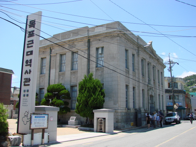  옛 동양척식주식회사 건물을 보존해 일제시대 만행을 알리는 목포근대문화역사관으로 활용하고 있다.